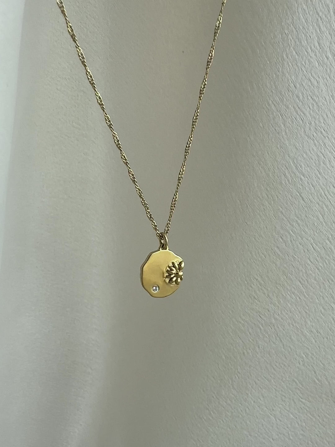 Elisajewels April Daisy Birthday Flower Pendant Necklace